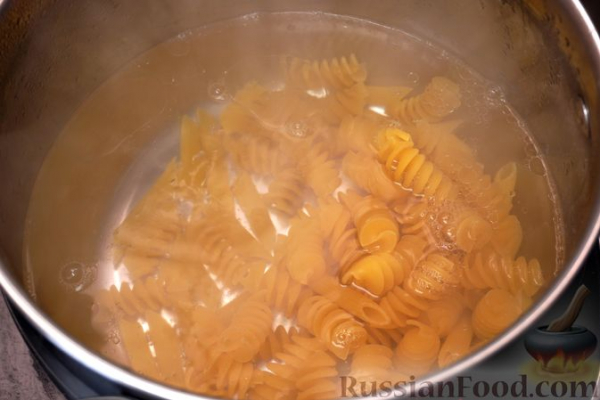 Макароны с квашеной капустой и копчёной колбасой
