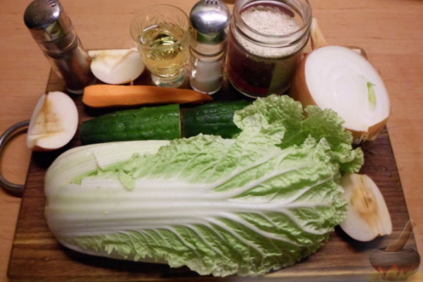 Овощной салат с яблоком и кунжутом