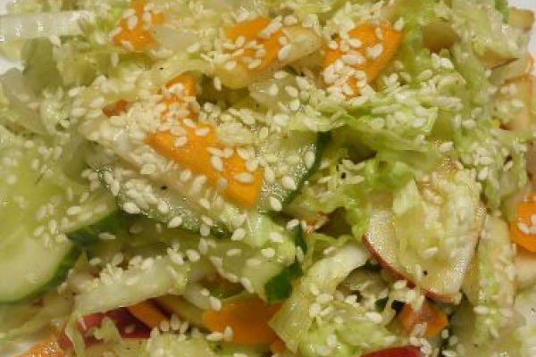 Овощной салат с яблоком и кунжутом