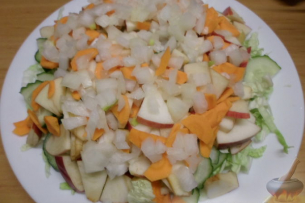 Овощной салат с яблоком и кунжутом
