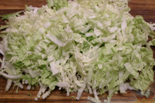 Овощной салат с яблоком и кунжутом