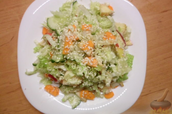 Овощной салат с яблоком и кунжутом