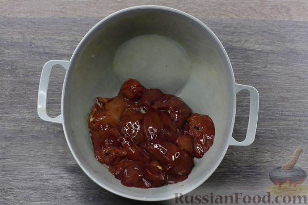 Печень с клюквой и яблоками, в духовке