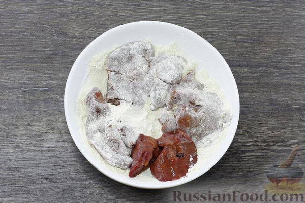 Печень с клюквой и яблоками, в духовке