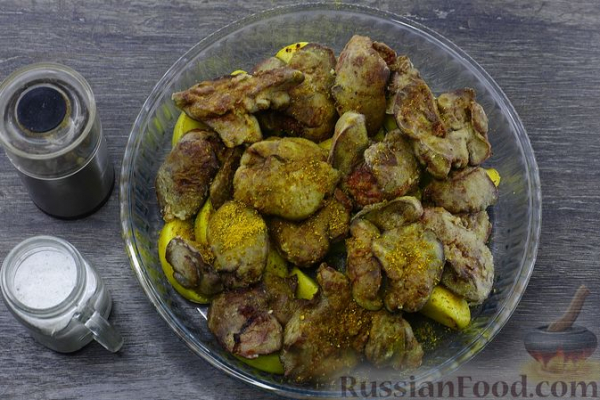 Печень с клюквой и яблоками, в духовке
