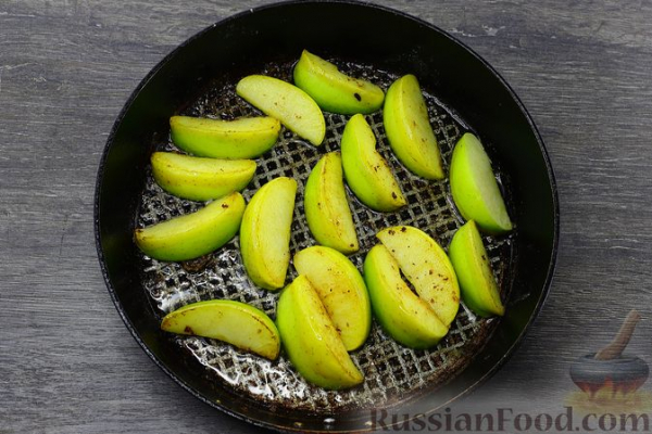 Печень с клюквой и яблоками, в духовке