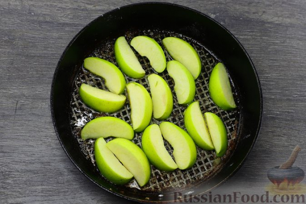 Печень с клюквой и яблоками, в духовке