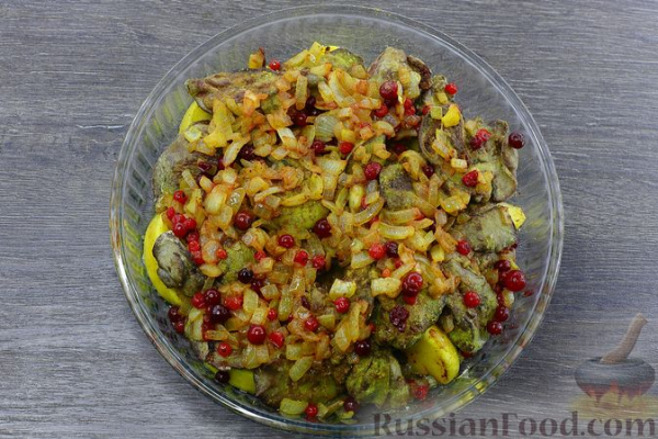 Печень с клюквой и яблоками, в духовке