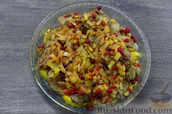 Печень с клюквой и яблоками, в духовке