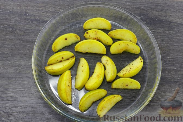 Печень с клюквой и яблоками, в духовке
