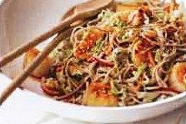 Салат из пекинской капусты, со спагетти и морскими гребешками