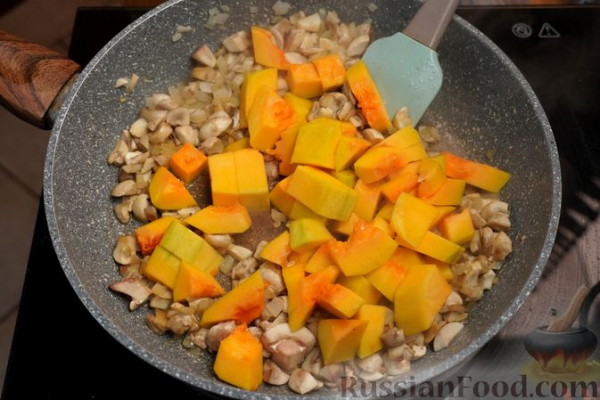Сливочный суп с грибами, тыквой и булгуром