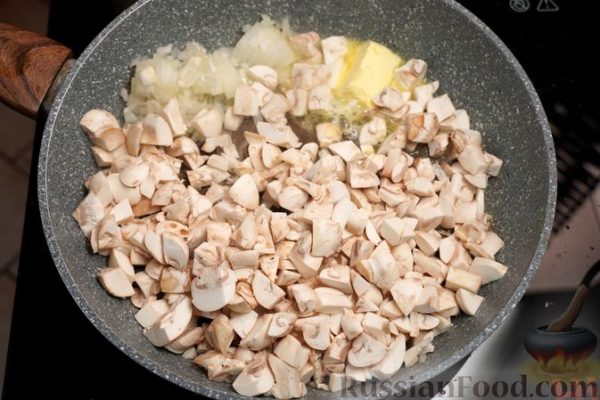 Сливочный суп с грибами, тыквой и булгуром