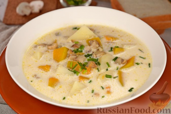 Сливочный суп с грибами, тыквой и булгуром