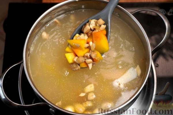 Сливочный суп с грибами, тыквой и булгуром