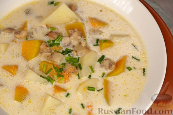 Сливочный суп с грибами, тыквой и булгуром