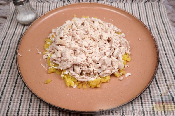 Слоёный салат с курицей, картофелем, кукурузой и пекинской капустой