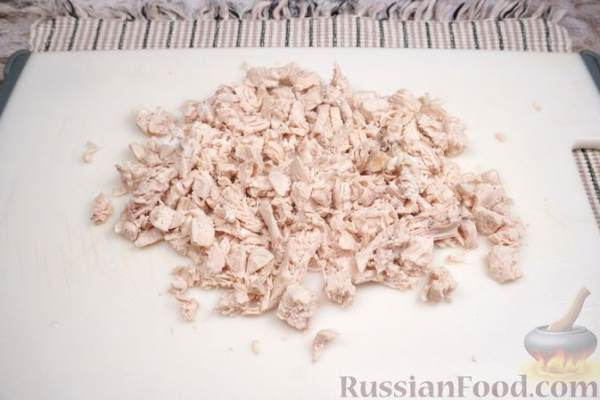 Слоёный салат с курицей, картофелем, кукурузой и пекинской капустой