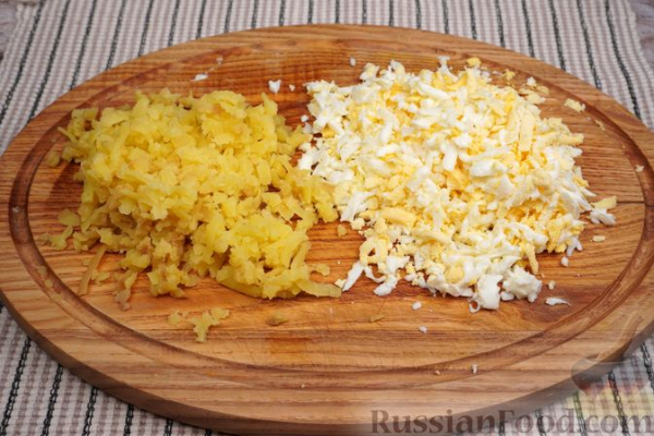 Слоёный салат с курицей, картофелем, кукурузой и пекинской капустой