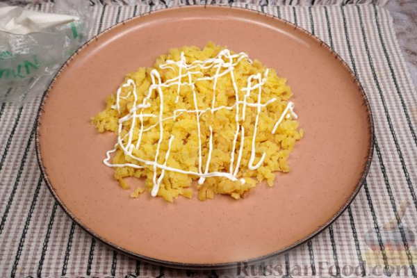 Слоёный салат с курицей, картофелем, кукурузой и пекинской капустой