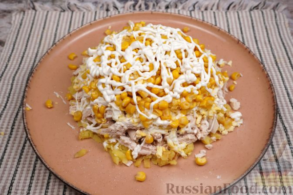 Слоёный салат с курицей, картофелем, кукурузой и пекинской капустой