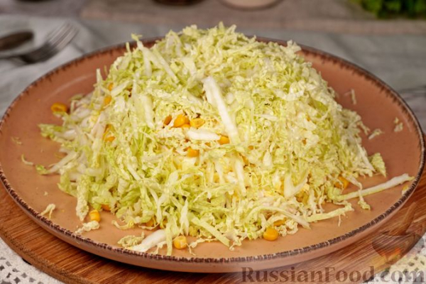 Слоёный салат с курицей, картофелем, кукурузой и пекинской капустой