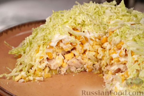 Слоёный салат с курицей, картофелем, кукурузой и пекинской капустой