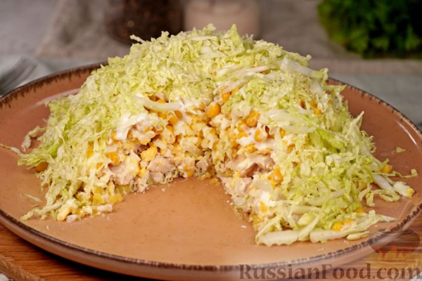 Слоёный салат с курицей, картофелем, кукурузой и пекинской капустой