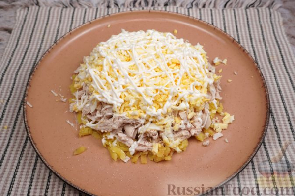 Слоёный салат с курицей, картофелем, кукурузой и пекинской капустой