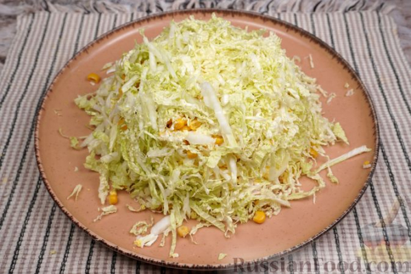 Слоёный салат с курицей, картофелем, кукурузой и пекинской капустой