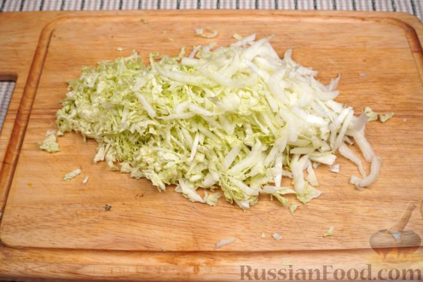 Слоёный салат с курицей, картофелем, кукурузой и пекинской капустой