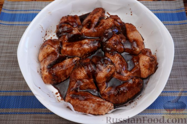 Куриные крылышки, запечённые в томатно-медовом соусе