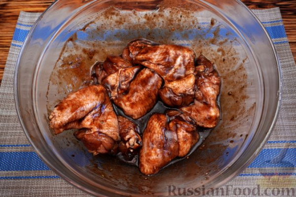 Куриные крылышки, запечённые в томатно-медовом соусе