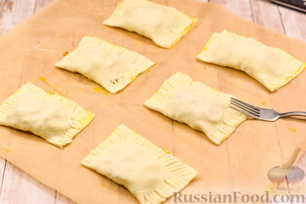 Слоёные пирожки с рыбой и картофелем
