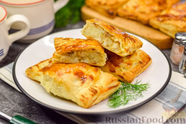 Слоёные пирожки с рыбой и картофелем