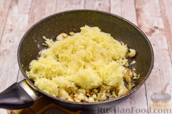 Слоёные пирожки с рыбой и картофелем