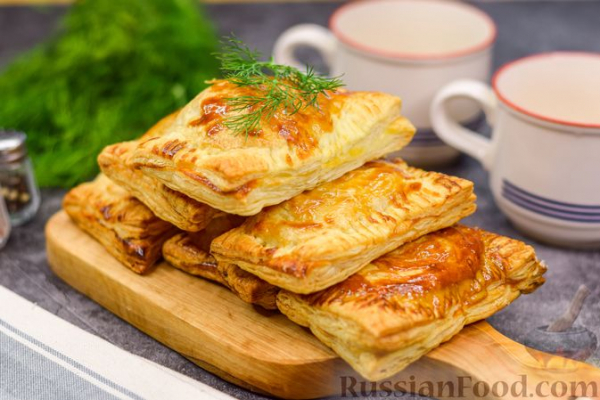 Слоёные пирожки с рыбой и картофелем