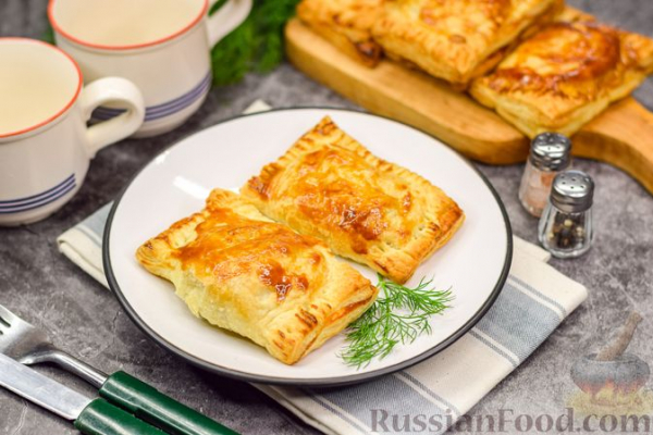 Слоёные пирожки с рыбой и картофелем