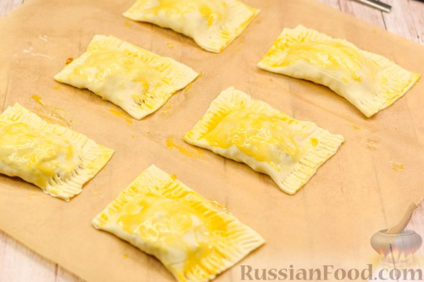 Слоёные пирожки с рыбой и картофелем