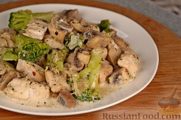 Курица, тушенная с грибами и брокколи в сметане