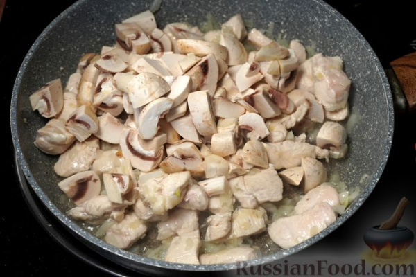 Курица, тушенная с грибами и брокколи в сметане