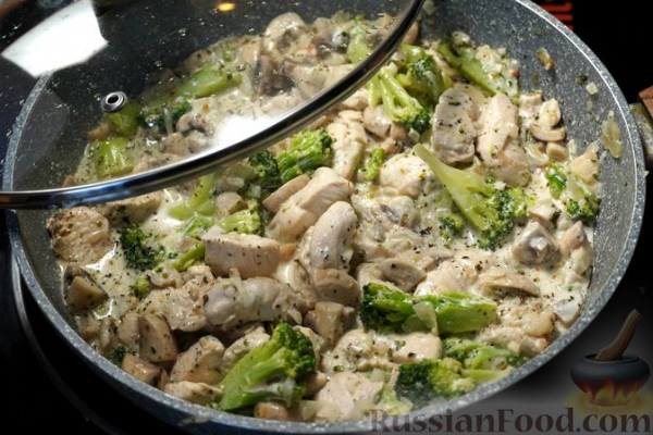 Курица, тушенная с грибами и брокколи в сметане