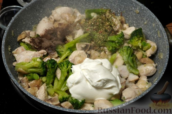 Курица, тушенная с грибами и брокколи в сметане