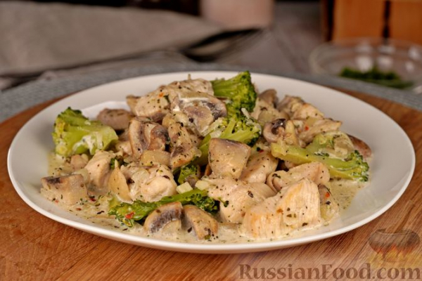 Курица, тушенная с грибами и брокколи в сметане