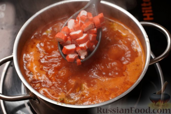 Рыбная солянка с крабовыми палочками