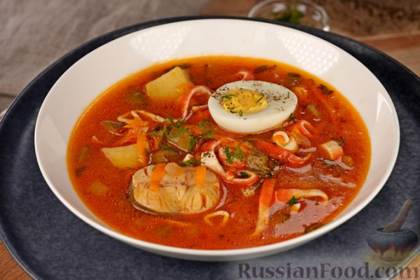 Рыбная солянка с крабовыми палочками