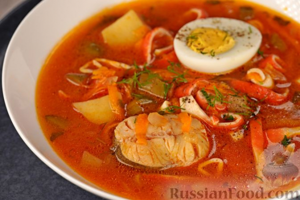 Рыбная солянка с крабовыми палочками