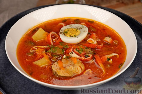 Рыбная солянка с крабовыми палочками