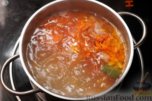Рыбная солянка с крабовыми палочками