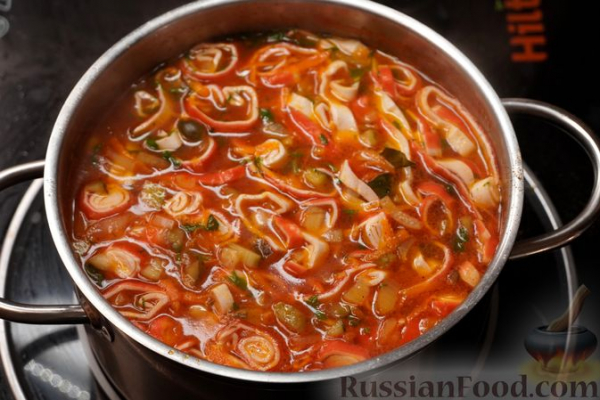 Рыбная солянка с крабовыми палочками
